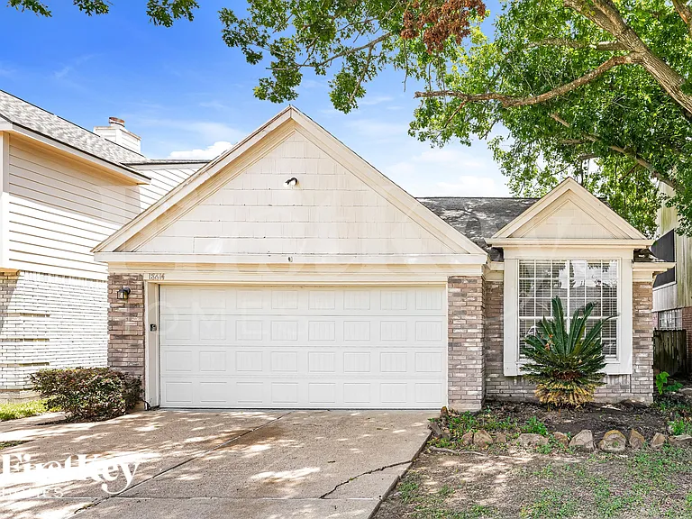 18614 Seaton Dr — Photo 2