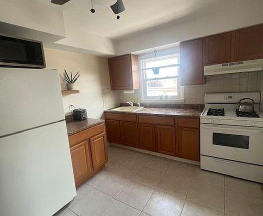 3rd image of 9919 158th Ave Floor 2