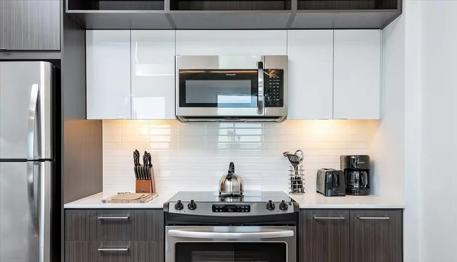 1 bed, 1.0 bath, 731 sqft, $6,758 — Photo 3