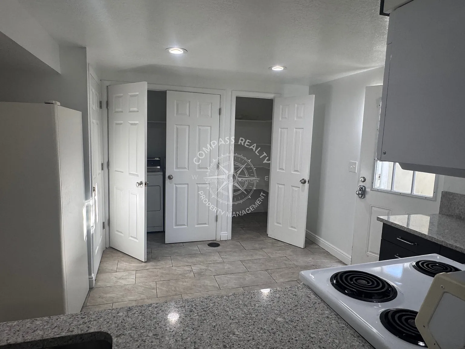 545 Canyon Way - 2 — Photo 2