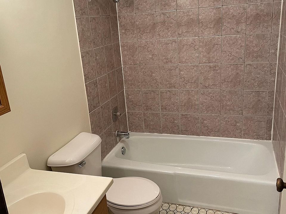 1st image of 1902 Heatherway Ln APT 2A