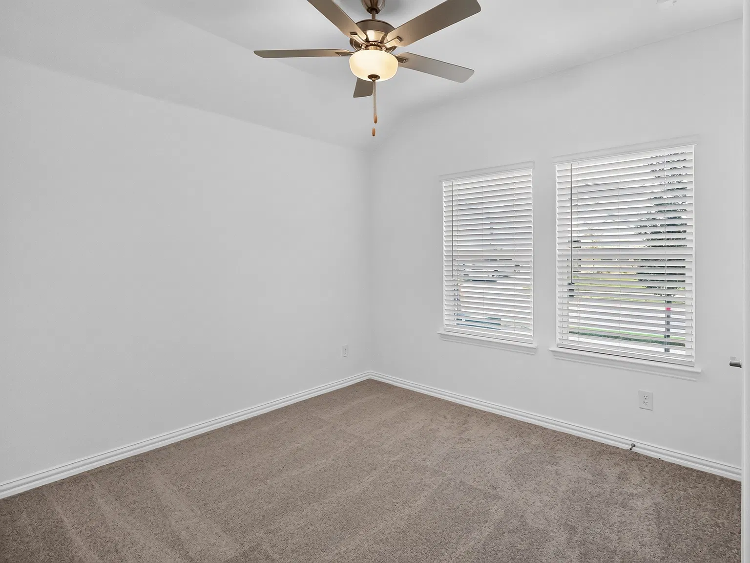 4 bed, 1926 sqft, $2,300 — Photo 2