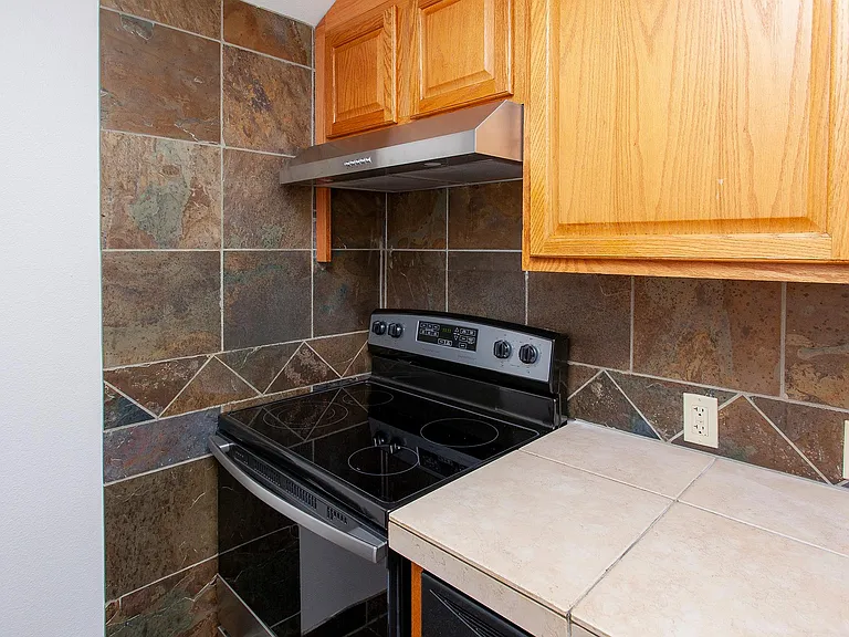 425 Stewart St — Photo 9