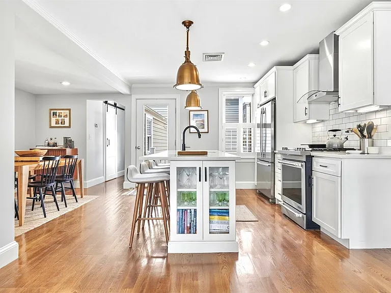 77 Green St #2 — Photo 6