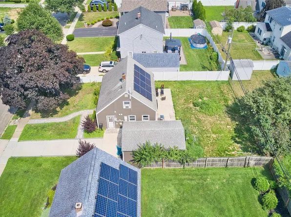 14 Glade Lane, Levittown, NY 11756
