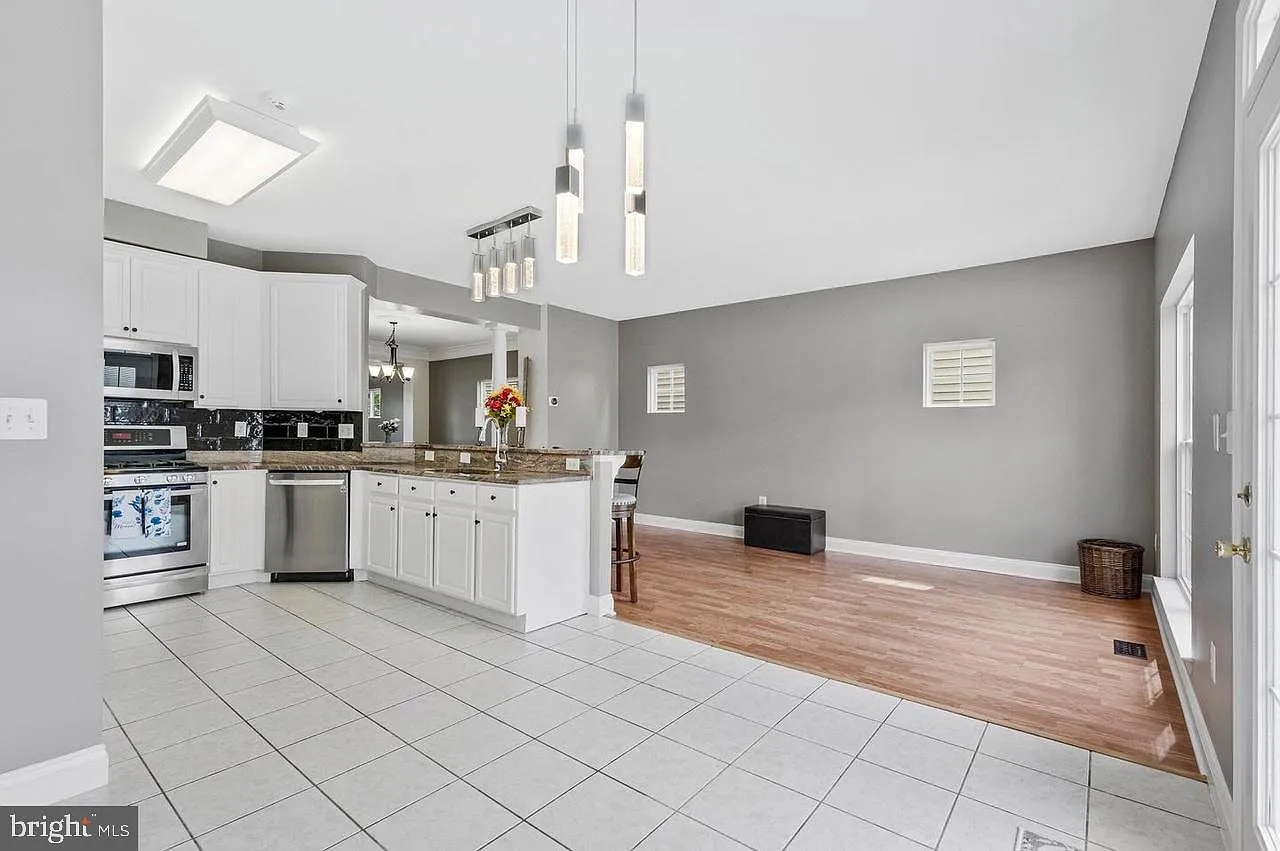 4 bed, 3.5 bath, 2833 sqft, $3,200 — Photo 3