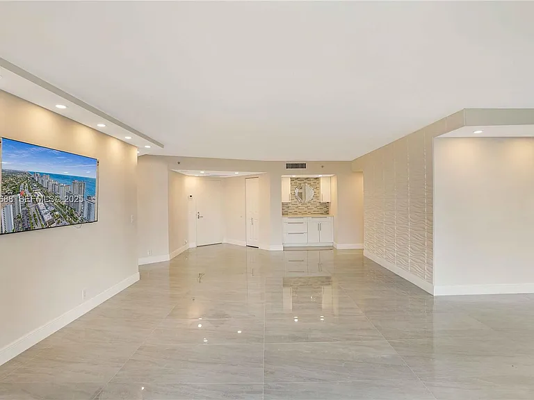 3500 Mystic Pointe Dr #1206 — Photo 2