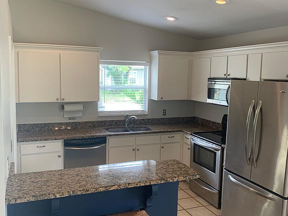 4th image of 814 W Henry Ave