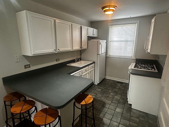 3rd image of 10529 S Artesian Ave APT 1N