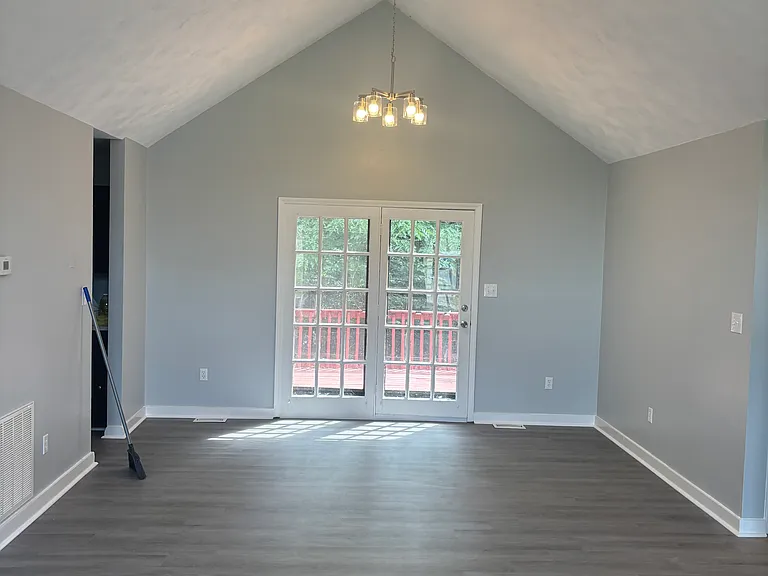 323 Coach Hill Dr — Photo 2