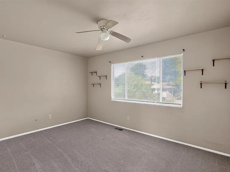 607 Syracuse St — Photo 15