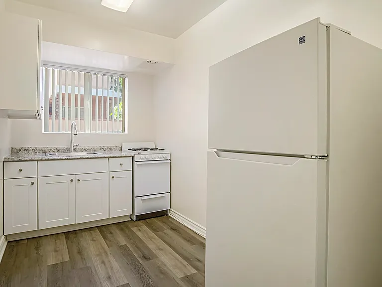 123 W Acacia Ave #16 — Photo 3