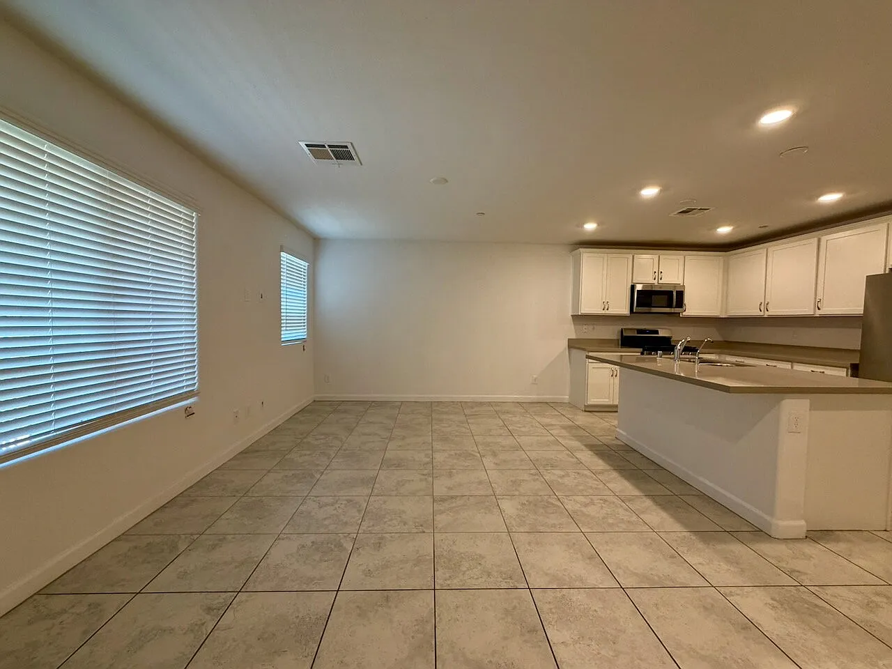 3 bed, 2.5 bath, 1338 sqft, $1,925 — Photo 3