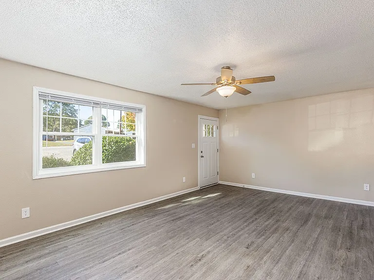 Sanford Estates — Photo 10