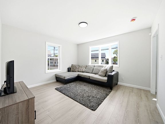 5th image of 51 Shores St