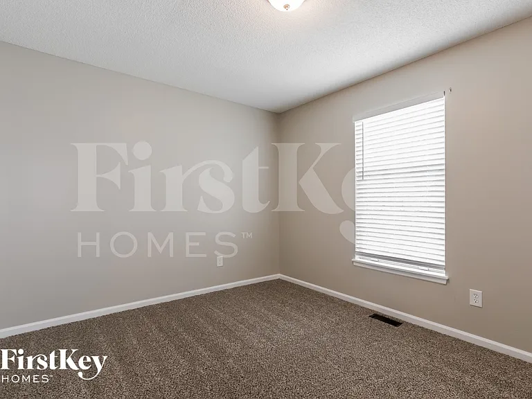 1529 NE Auburn Dr — Photo 12