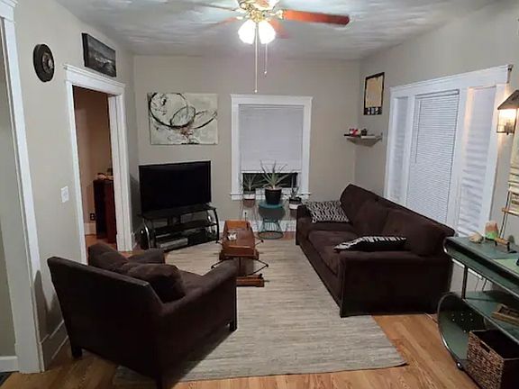 2nd image of 1028 Buena Vista Ave NE