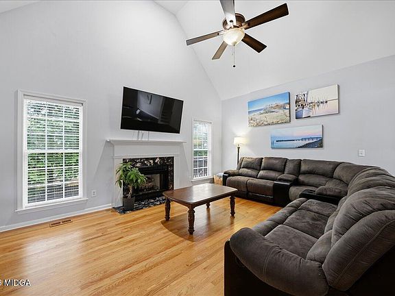 3rd image of 529 Edgefield Way