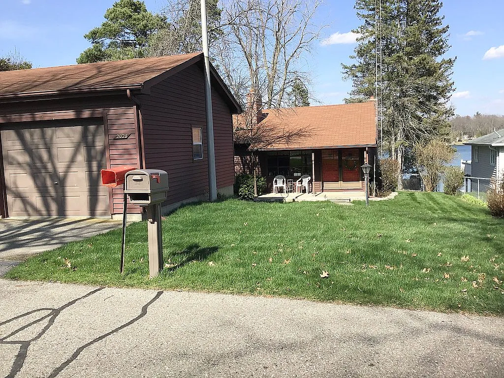 2028 Lakeview Dr photo 1