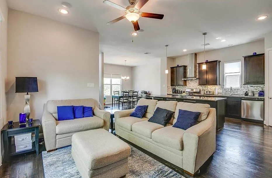 3 bed, 3.5 bath, 2153 sqft, $2,699 — Photo 2