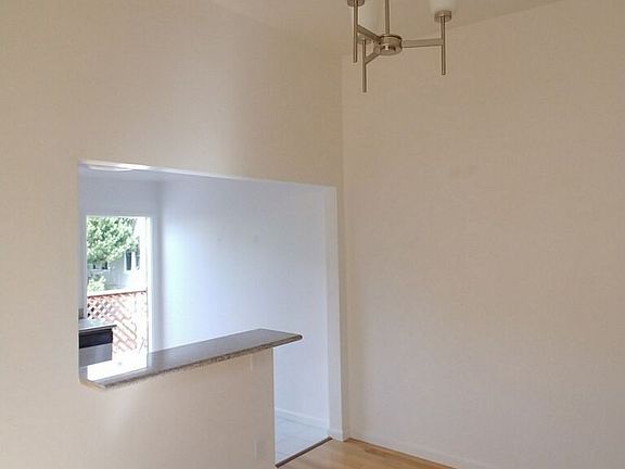 5th image of 2624 Bush St #7