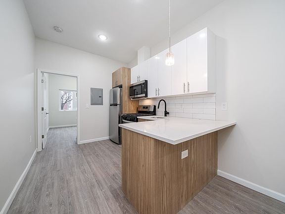 5th image of 126 Saint Pauls Ave #1R