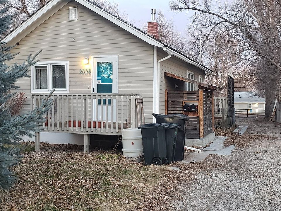 Separate outdoor entry to apartment