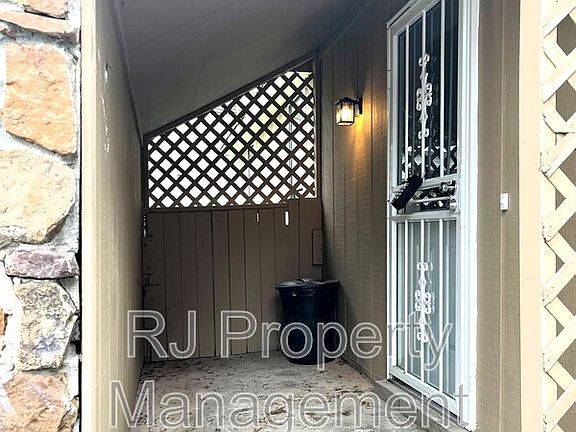 3rd image of 5811 Jardin Pl