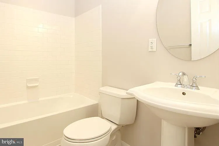 610 Irving St NW #201 — Photo 15
