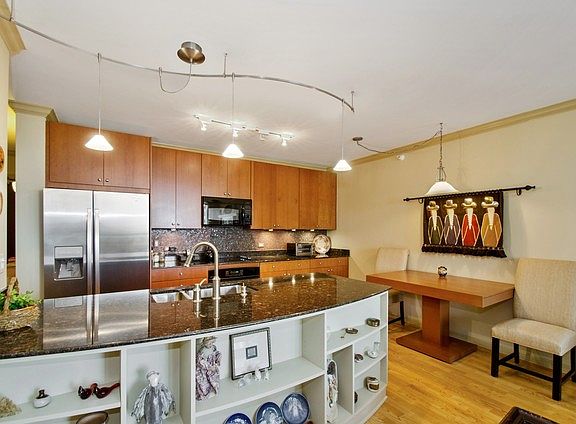 4th image of 807 Davis St Unit 1711