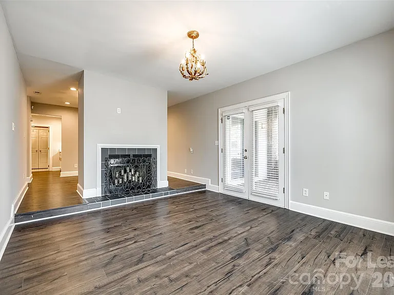 2220 Roswell Ave — Photo 12