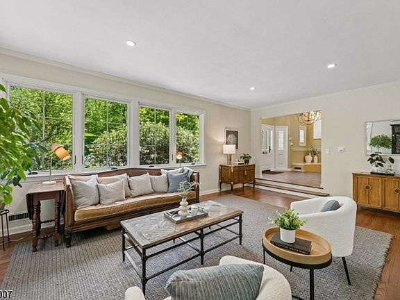 4th image of 29 Knob Hill Dr