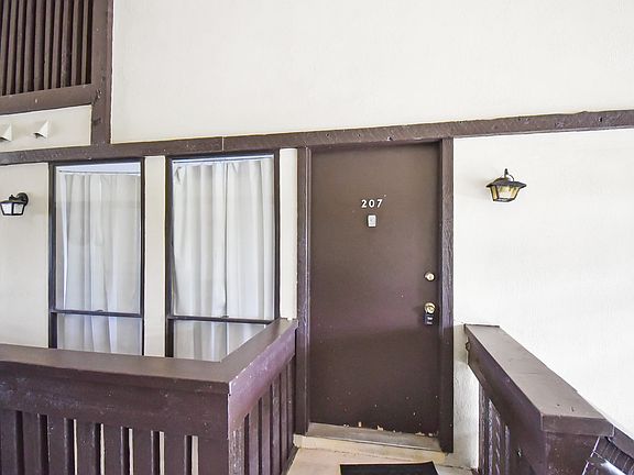 4th image of 40 Club House Dr APT 207