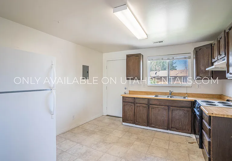 1050 S Virginia Cir — Photo 4