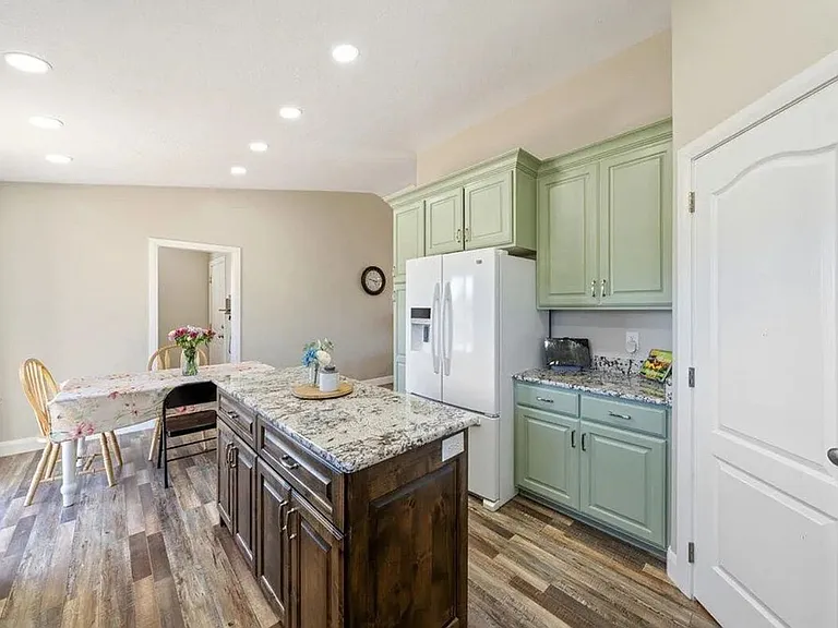 810 E Homestead Blvd — Photo 12
