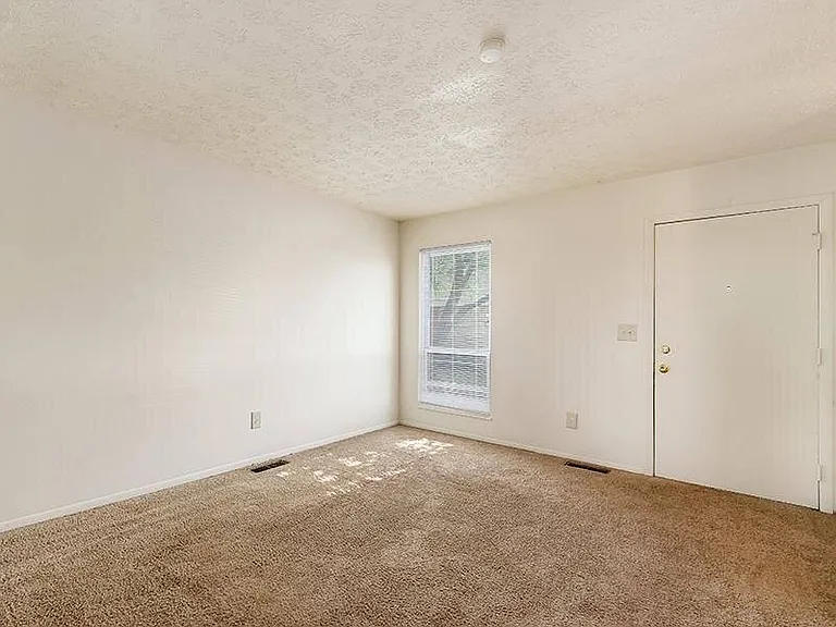 Sharon Green Townhomes — Photo 17