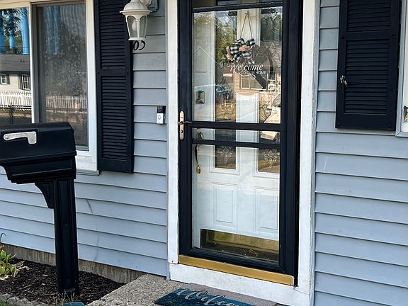 4th image of 65 Cedar Ave N