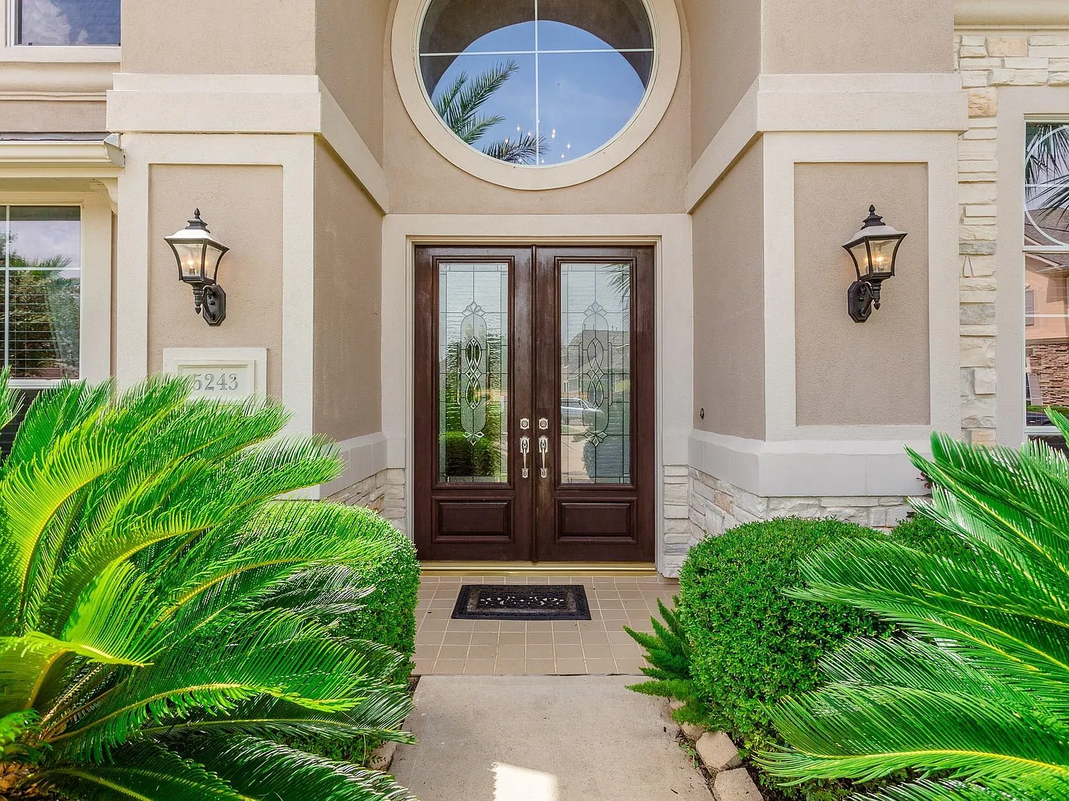 4 bed, 5.5 bath, 4953 sqft, $6,500 — Photo 2