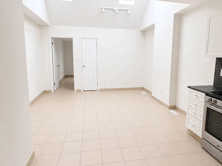 1136 Dufferin St #2 — Photo 2