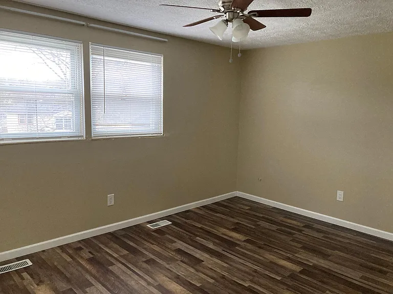 426 Deerfield Dr — Photo 8