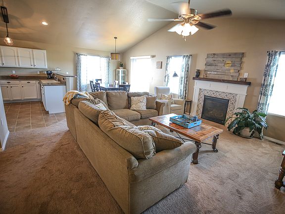 Living Room w Fireplace