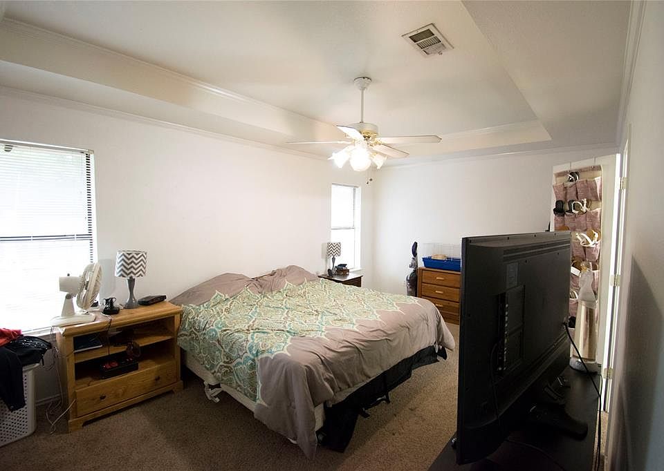 1st image of 1527 Clover Ln
