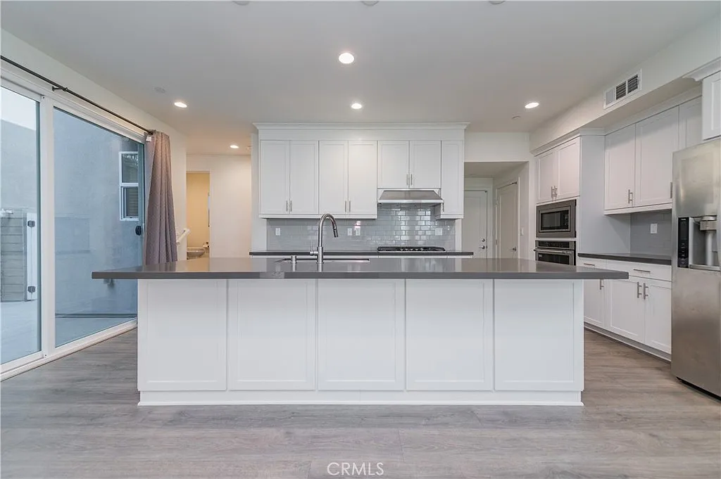 3 bed, 4.0 bath, 1991 sqft, $5,100 — Photo 3