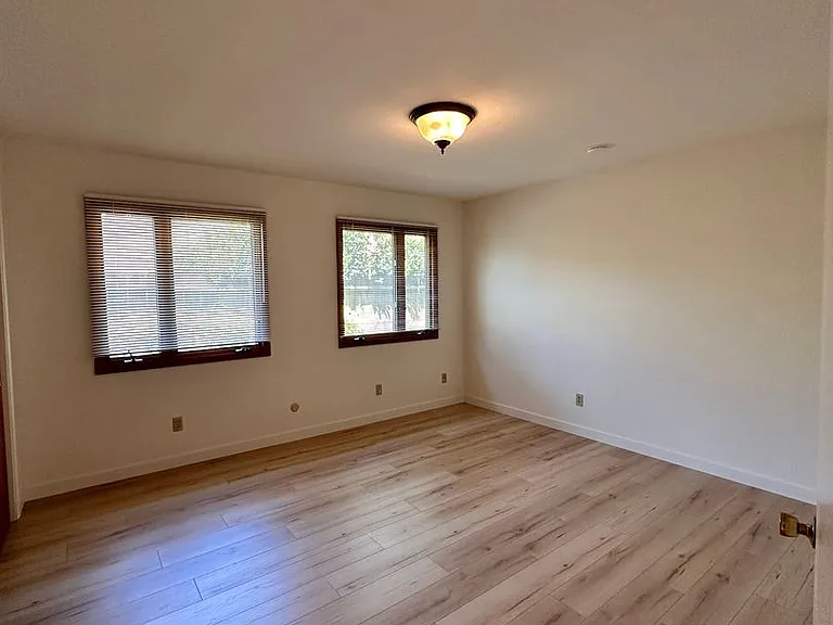 927 Acacia Ln — Photo 11
