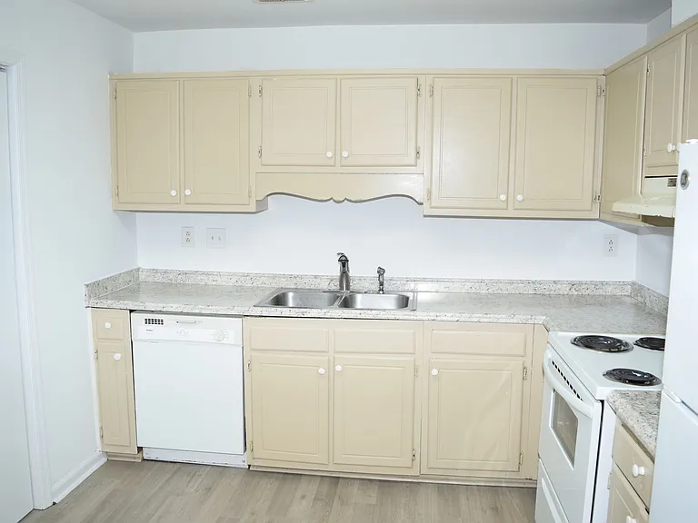 579 Peregrine St — Photo 8