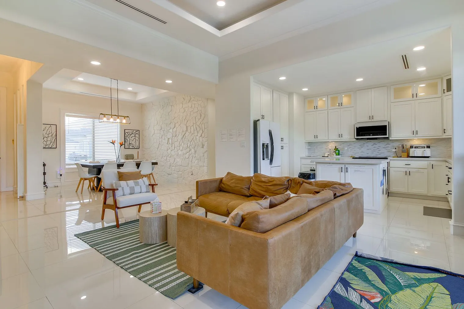 3 bed, 2.0 bath, 1797 sqft, $5,225 — Photo 4