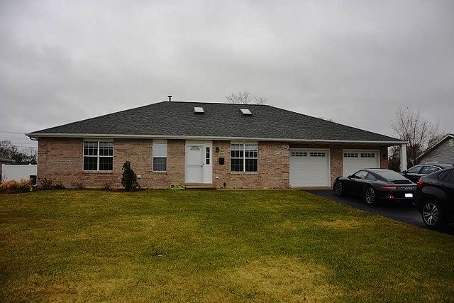 1st image of 215 Hawthorn Ln