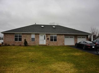 215 Hawthorn Ln, Hoffman Estates, IL 60169