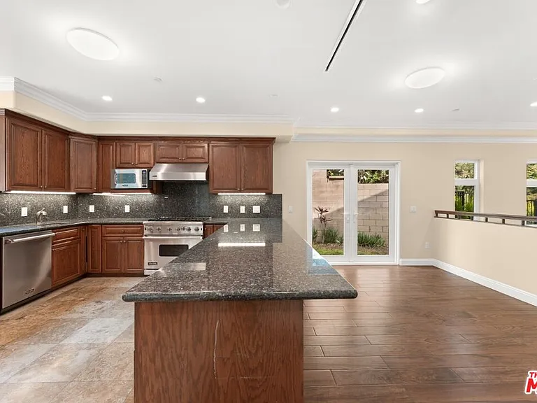 1630 Bridgeport Dr — Photo 9