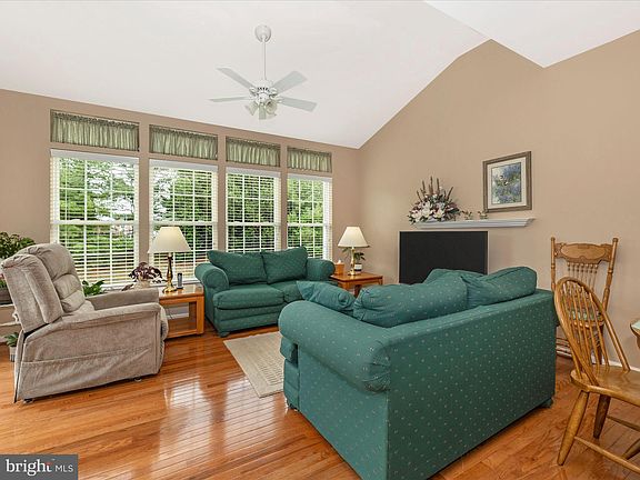 5th image of 10607 Victorian Ave